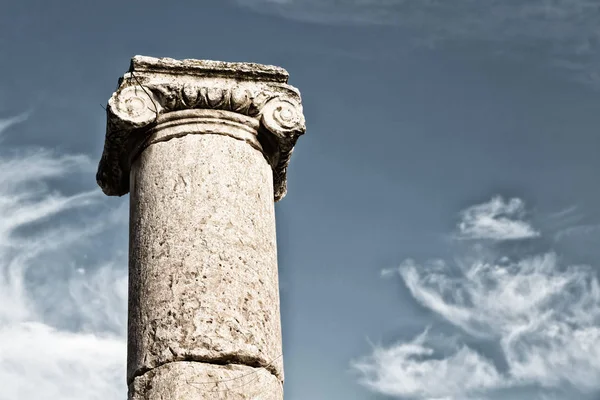 The antique column and archeological site classical heritage — Stock Photo, Image