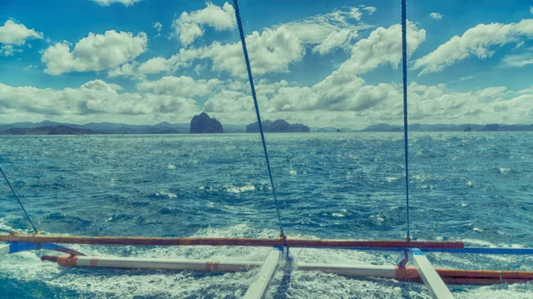 Вид на острівний пагорб з буксиру човна — стокове фото
