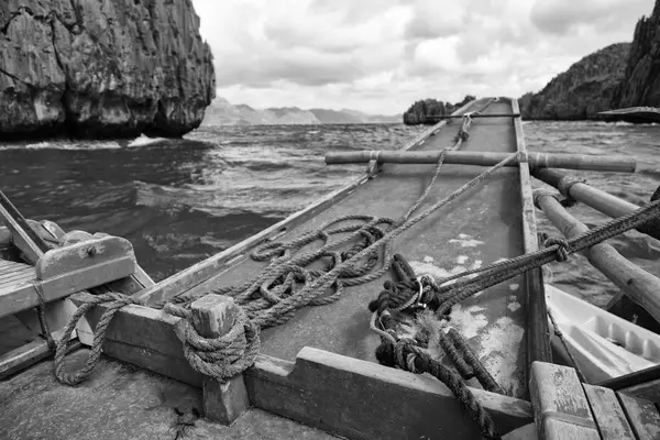 Vista de la colina de la isla desde la proa de un barco —  Fotos de Stock