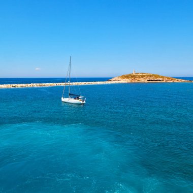 Akdeniz se tekne adalarından köpük ve köpük Yunanistan