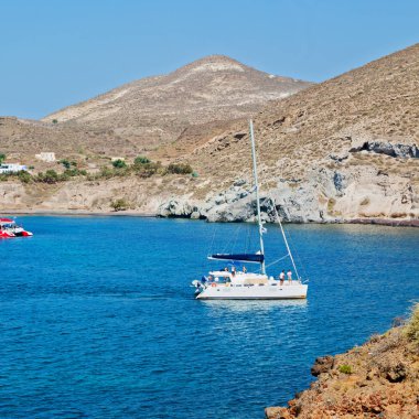 Hill ve Avrupa Yunanistan kasaba yaz Beach'te kayalara