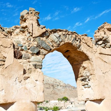 Umman eski terk edilmiş köy evi ve bulutlu gökyüzü kemer