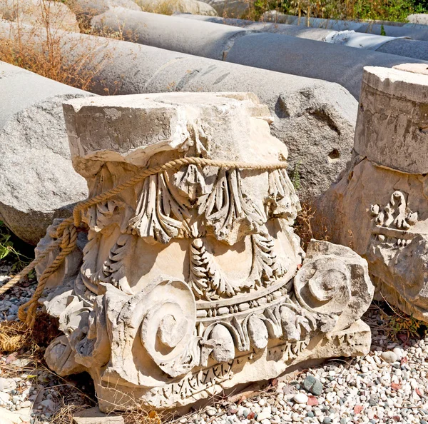 Arbusto portão em myra a antiga construção coluna de pedra um — Fotografia de Stock