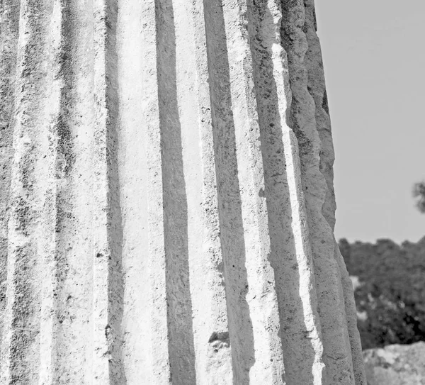 Arbusto puerta en myra la antigua construcción de piedra columna a —  Fotos de Stock