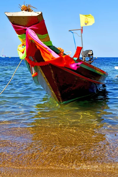 Boot bugsiert die kho tao weißen Strand Felsen und Süden Kinn — Stockfoto