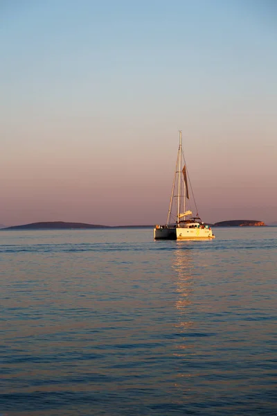 海岸線の近くのギリシャの船に乗って — ストック写真