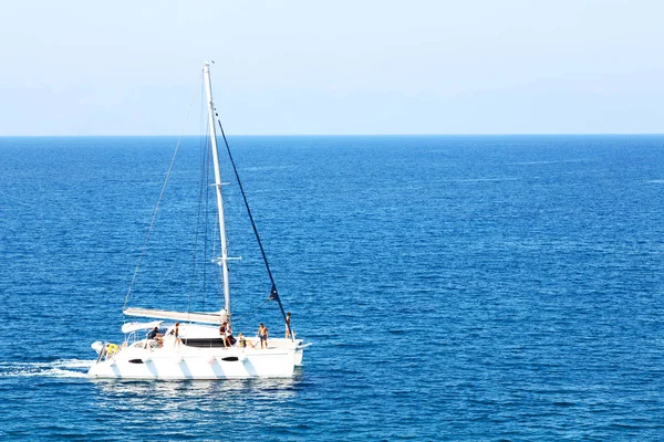 In griechischem Boot nahe der Küste — Stockfoto