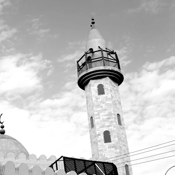 W oman, muscat stary minaret Meczetu i religia w czyste niebo — Zdjęcie stockowe