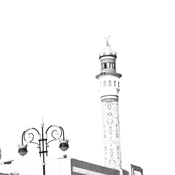 В мінареті старої мечеті та релігії в чистому небі — стокове фото
