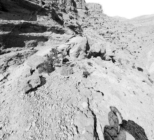В Омані стара гірська ущелина і каньйон глибоке хмарне небо — стокове фото