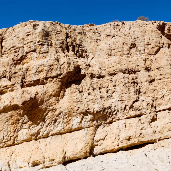 In oman de oude berg gorge en canyon de diepe bewolkte hemel — Stockfoto