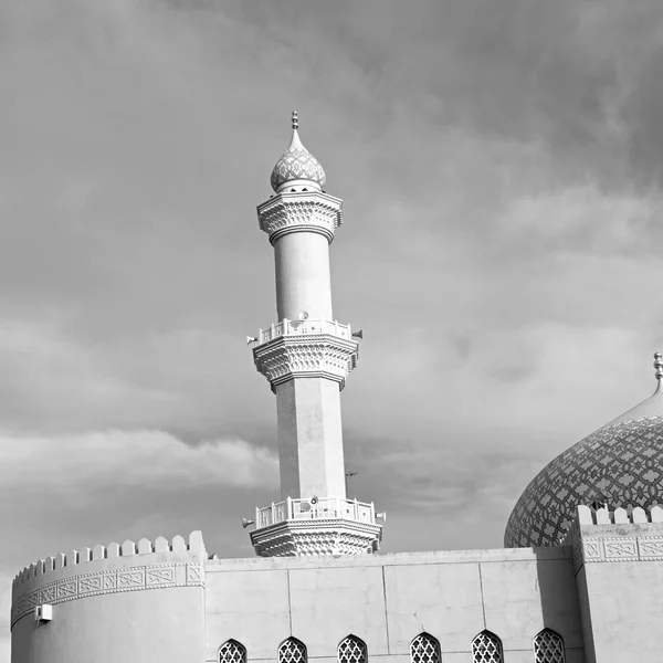 Dans oman muscat l'ancienne mosquée minaret et religion dans le ciel clair — Photo