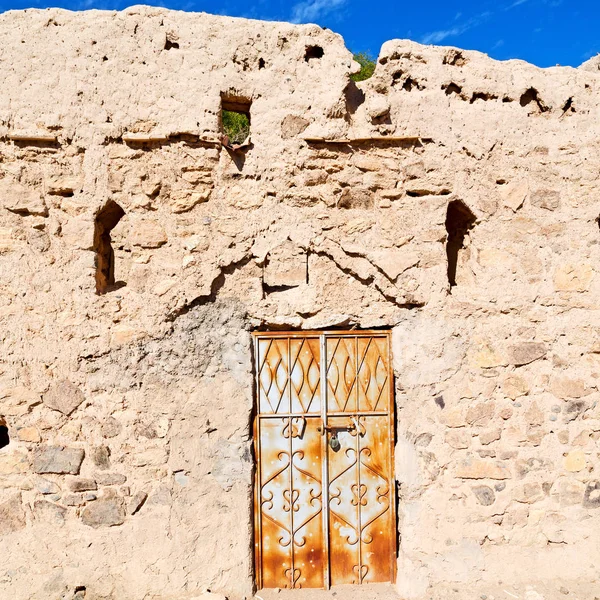 En oman vieja puerta de madera — Foto de Stock