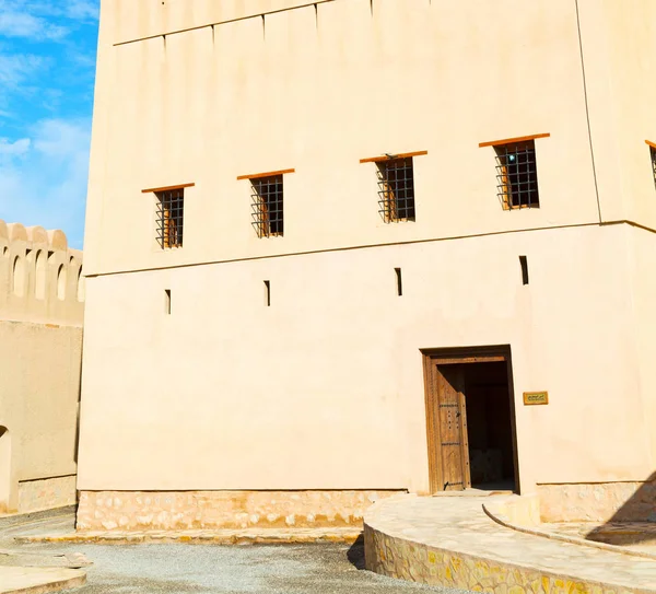 Em oman muscat o velho forte defensivo céu de batalha a — Fotografia de Stock