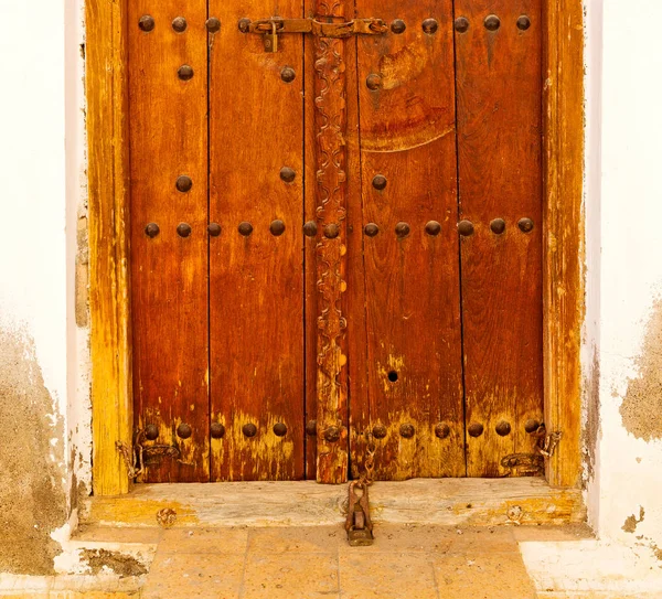 En oman vieja puerta de madera — Foto de Stock