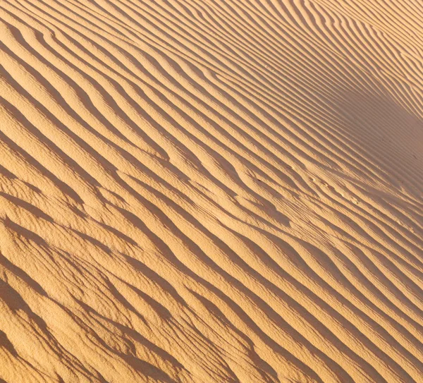 在阿曼抽象纹理 l 老沙漠和空季 — 图库照片