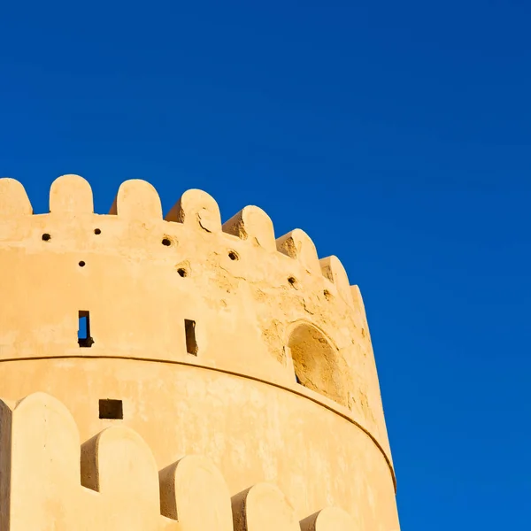 In oman muscat il vecchio forte difensivo battaglia cielo e st — Foto Stock