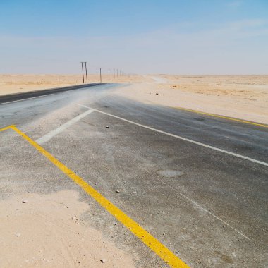 Umman yakınındaki eski çöl asfalt empry sokak ve lonelin