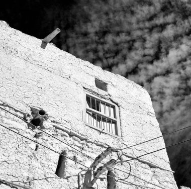 Umman eski terk edilmiş köy evi ve bulutlu gökyüzü kemer