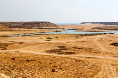 Umman Arapça deniz kumlu plaj gökyüzü ve dağ yakınlarındaki tepe