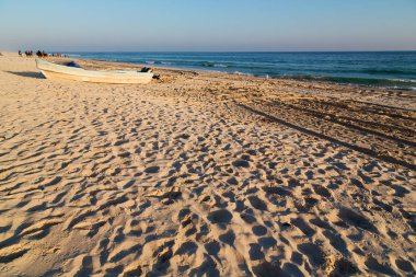 kıyı şeridi ve martı Okyanusu yakınlarındaki Umman tekne