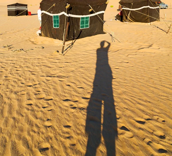 В старом пустынном пустом квартале и в шатре бербера — стоковое фото
