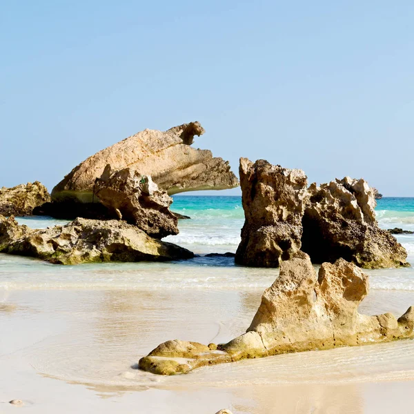 En Oman costa mar océano golfo roca y playa relajarse cerca del cielo — Foto de Stock