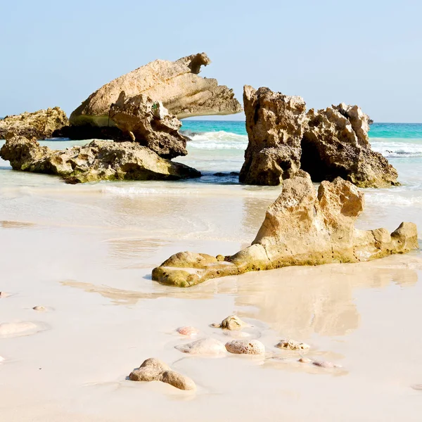 En Oman costa mar océano golfo roca y playa relajarse cerca del cielo — Foto de Stock