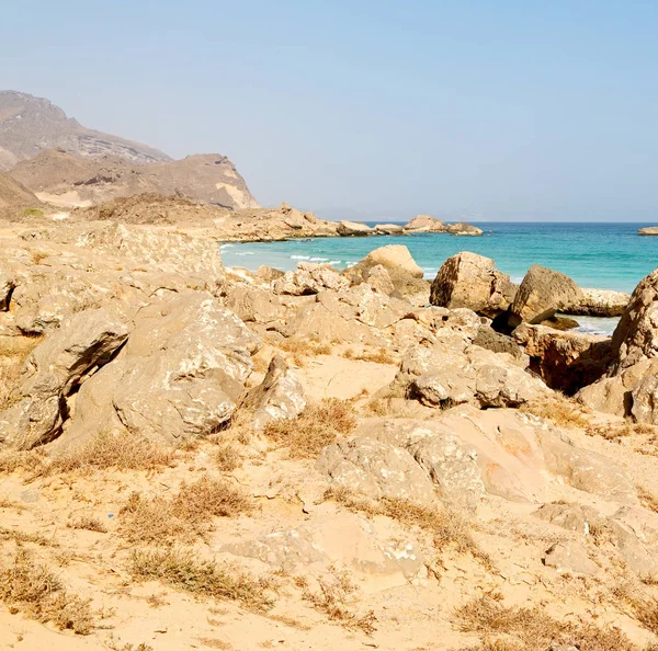 Na costa oman mar oceano golfo rocha e praia relaxar perto do céu — Fotografia de Stock