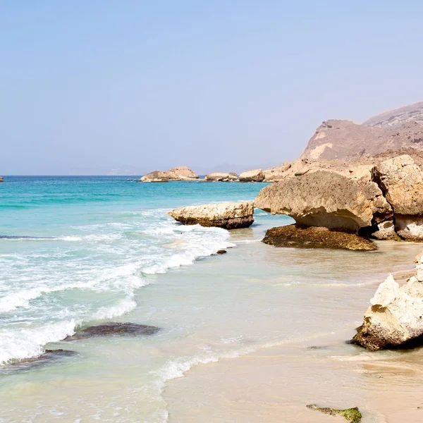 I oman kusten havet ocean gulf rock och stranden koppla av nära himlen — Stockfoto