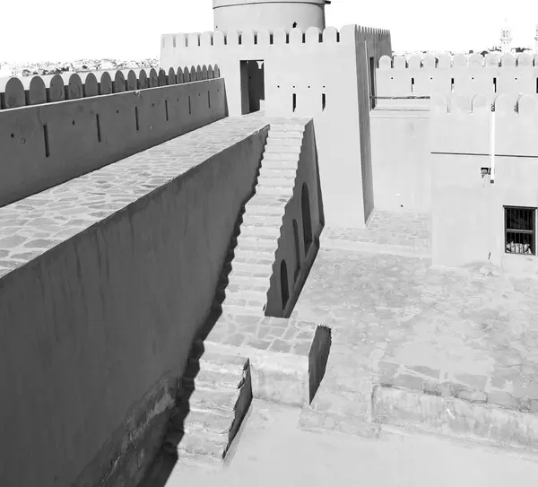 W oman, muscat stare niebo obronny fort battlesment i st — Zdjęcie stockowe