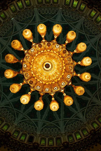 Dalam chandelier kaca antik oman — Stok Foto