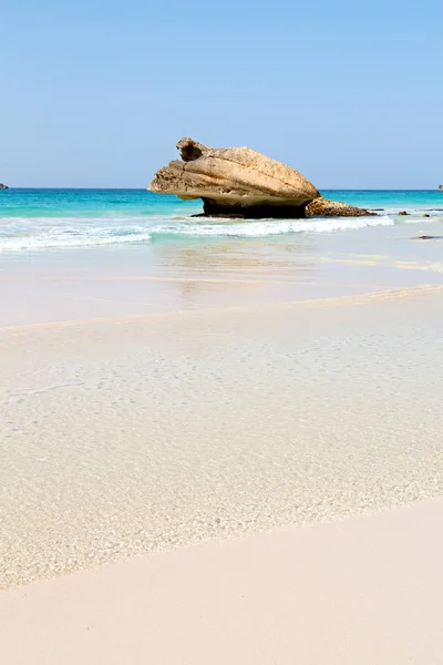V Ománu pobřeží moře blízko nebe — Stock fotografie
