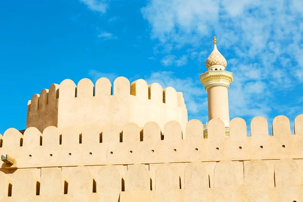 In oman    muscat    the   old defensive  fort battlesment sky a — Stock Photo, Image