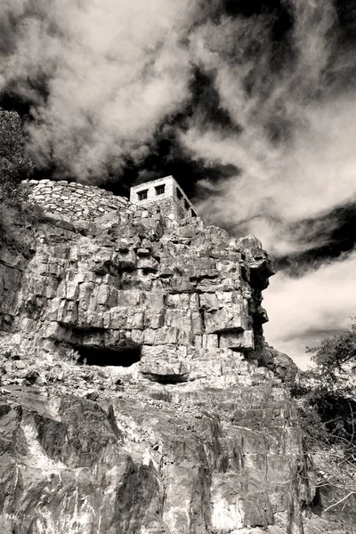 En oman montaña la vieja casa abandonada del arco del pueblo y cl — Foto de Stock