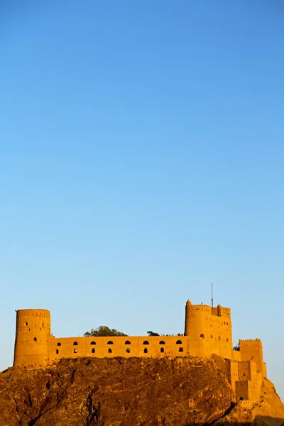 오만 무스카트 락 오래 된 방어 요새 battlesment 하늘 그리고 — 스톡 사진