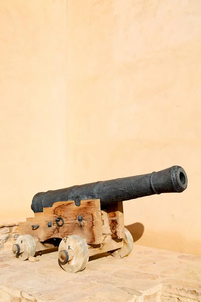 Dans oman muscat le vieux château et canon près du mur — Photo