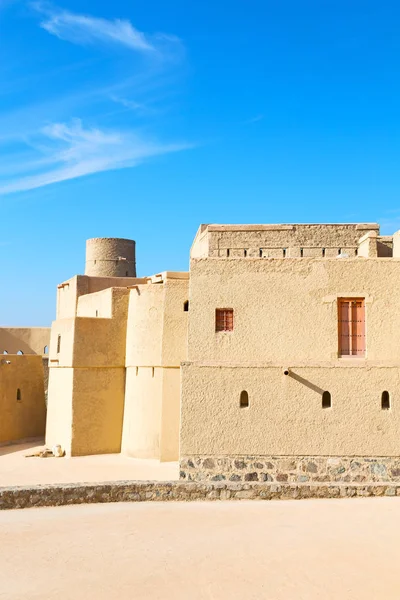 I oman muscat gamla defensiva fort battlesment himlen en — Stockfoto