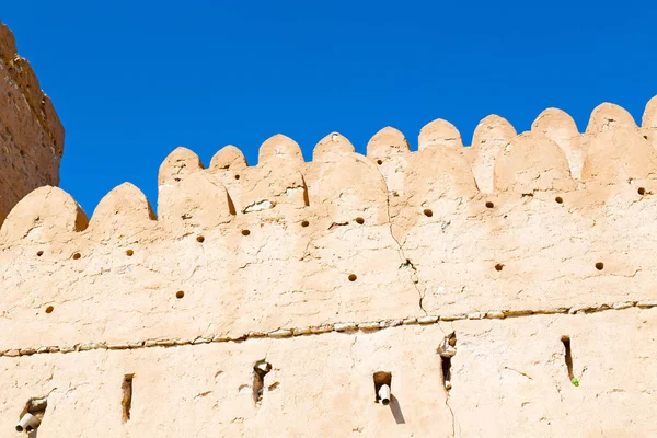 In oman muscat il vecchio forte difensivo battaglia cielo a — Foto Stock