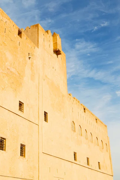 In oman muscat il vecchio forte difensivo battaglia cielo a — Foto Stock