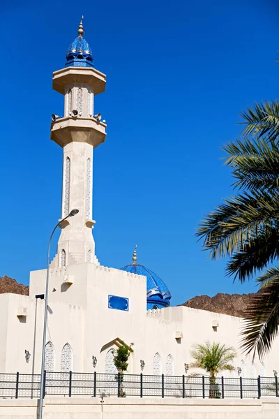 En oman moscatel la antigua mezquita minarete y la religión en el cielo claro —  Fotos de Stock