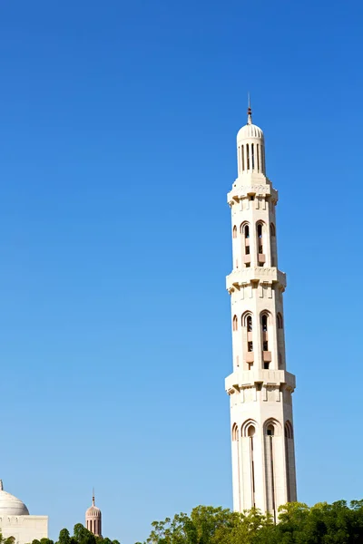 En oman moscatel la antigua mezquita minarete y la religión en el cielo claro — Foto de Stock