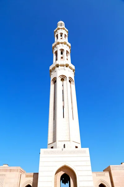 En oman moscatel la antigua mezquita minarete y la religión en el cielo claro — Foto de Stock