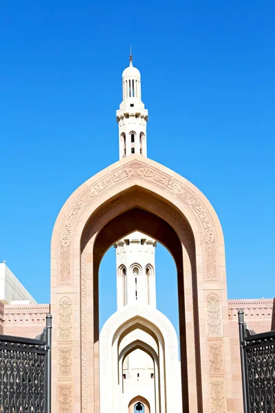ओमान में मस्जिद साफ आकाश में पुराने मस्जिद मीनार और धर्म — स्टॉक फ़ोटो, इमेज