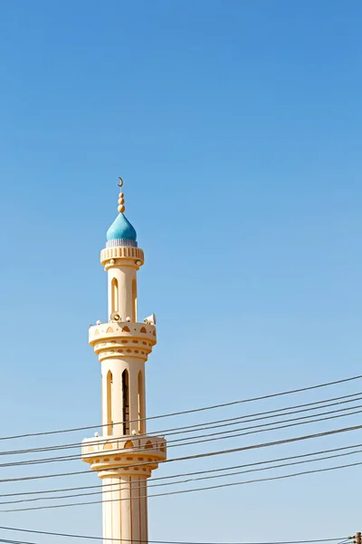 In oman muscat il vecchio minareto moschea e la religione in cielo aperto — Foto Stock