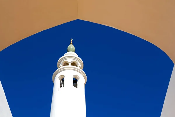 En oman moscatel la antigua mezquita minarete y la religión en el cielo claro — Foto de Stock