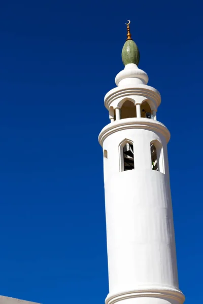 Dans oman muscat l'ancienne mosquée minaret ciel — Photo