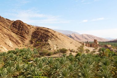 Umman eski terk edilmiş köy evi ve bulutlu gökyüzü kemer