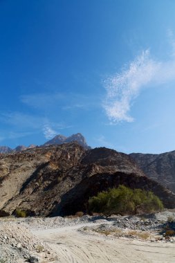 Umman eski dağ gorge ve kanyon derin bulutlu gökyüzü 