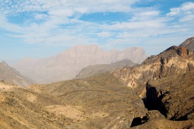 Umman eski dağ gorge ve kanyon derin bulutlu gökyüzü 